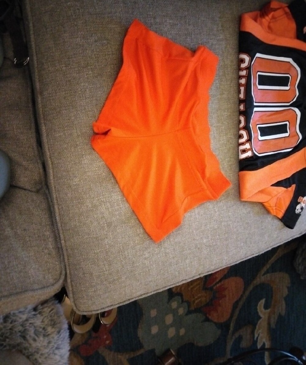 Hooters Black and Orange Women's Game Jersey and Shorts Set With Pouch - Picture 3 of 4